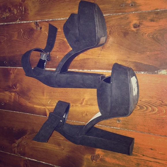 Shoes/heels - Picture 1 of 4